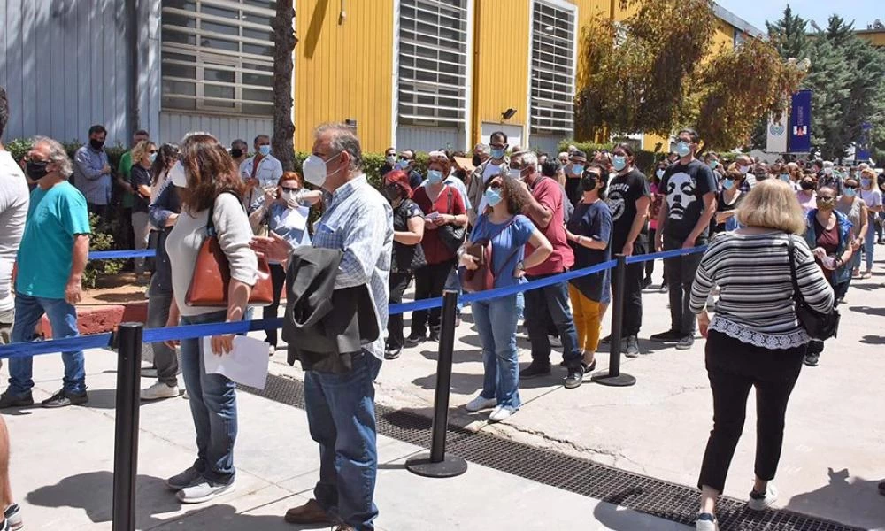 Υποχρεωτικός εμβολιασμός: "Έτσουξε" το πρόστιμο των 100 ευρώ - Πάνω από 11.500 ραντεβού από τους άνω των 60